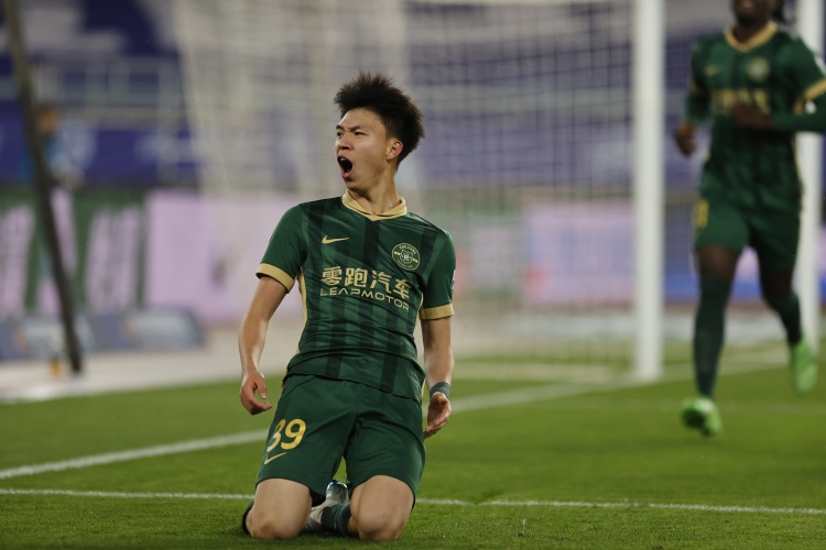 记者:王钰栋李新翔证明年轻球员能踢好中超,关键在教练敢不敢用